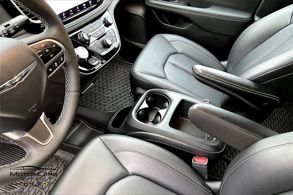 Used 2025 Chrysler Pacifica Select image 16