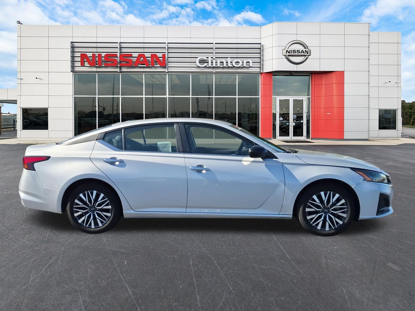 Used 2025 Nissan Altima 2.5 SV FWD image 2