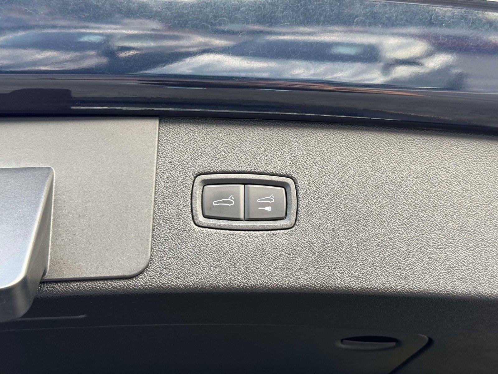 Used 2022 Porsche Cayenne w/ Premium Package image 27