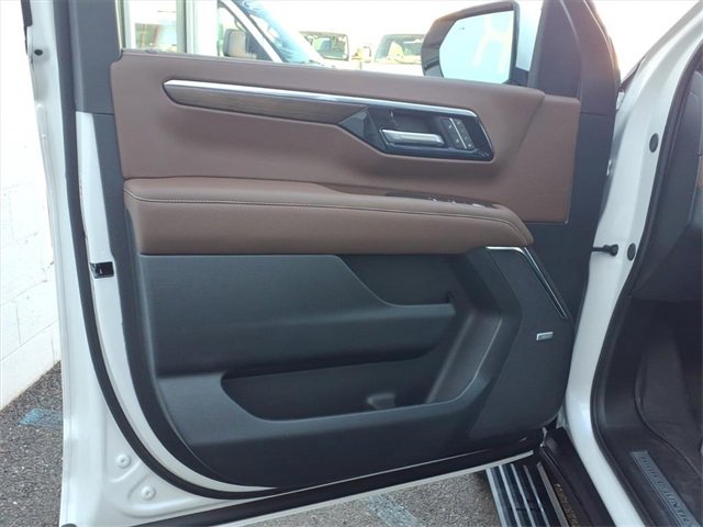 Used 2025 Chevrolet Suburban High Country image 11