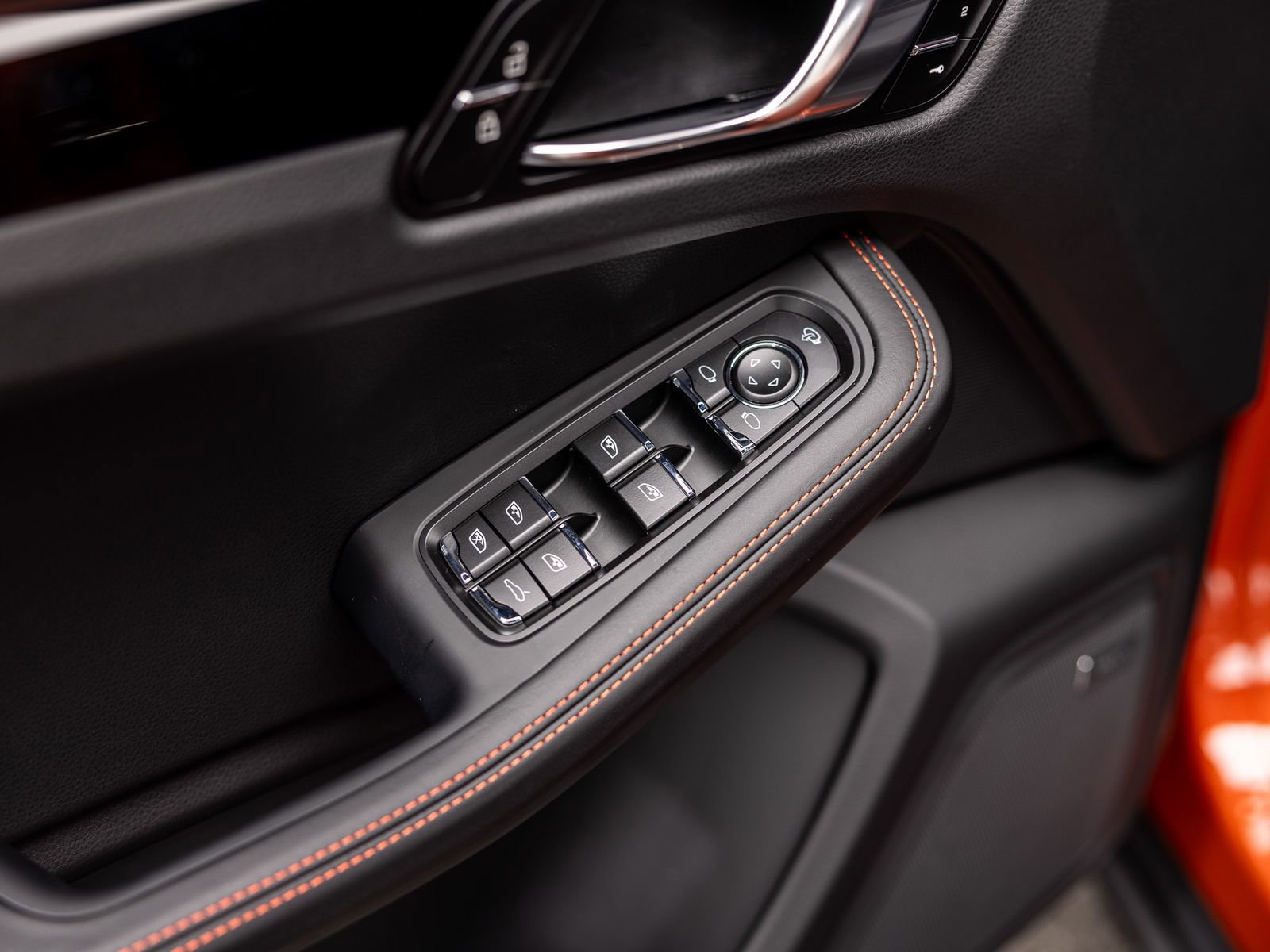 Certified 2025 Porsche Macan AWD/4WD image 39