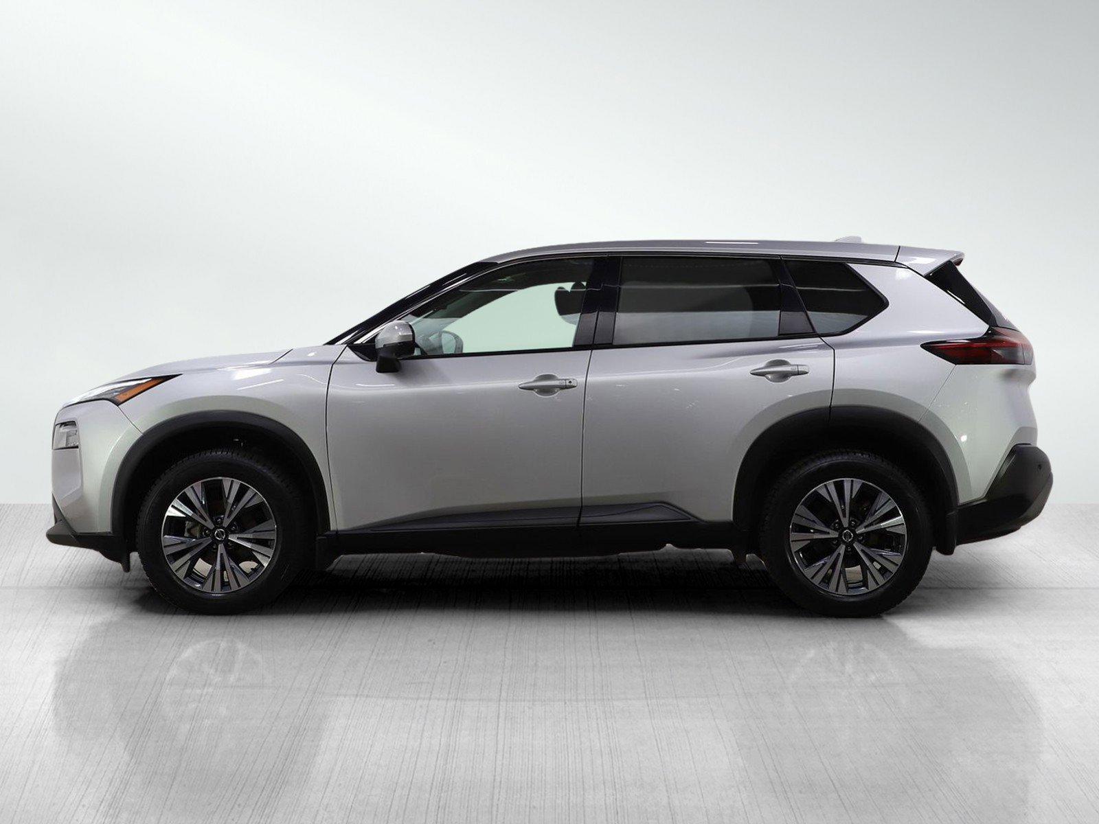 Used 2021 Nissan Rogue SV image 2