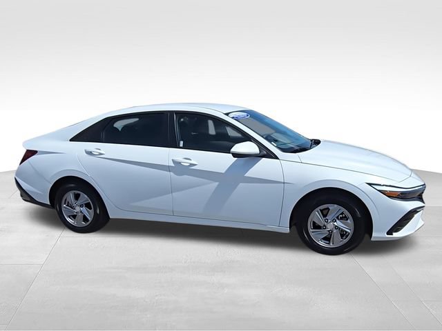 Used 2025 Hyundai Elantra SE FWD image 2