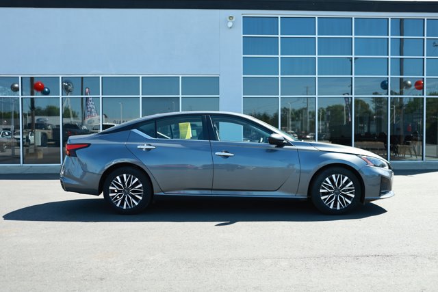 Used 2024 Nissan Altima 2.5 SV FWD image 4