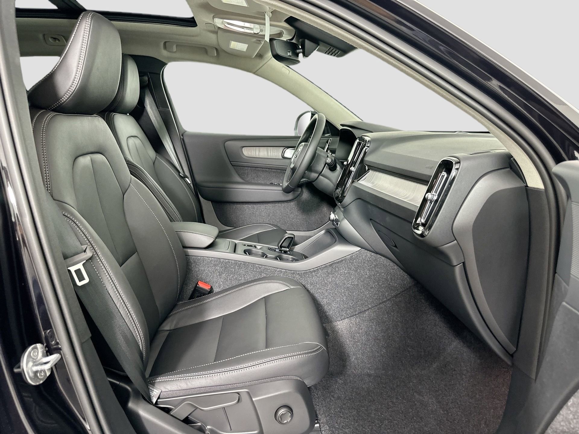 New 2025 Volvo XC40 B5 Core w/ Protection Package Premier image 17