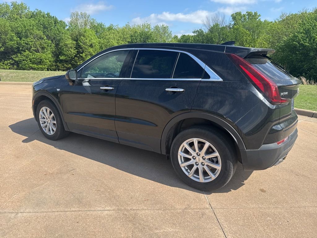 Used 2021 Cadillac XT4 Luxury w/ Cold Weather Package FWD image 2