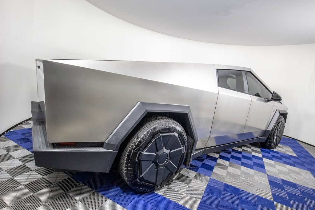 Used 2024 Tesla Cybertruck AWD Crew Cab image 4
