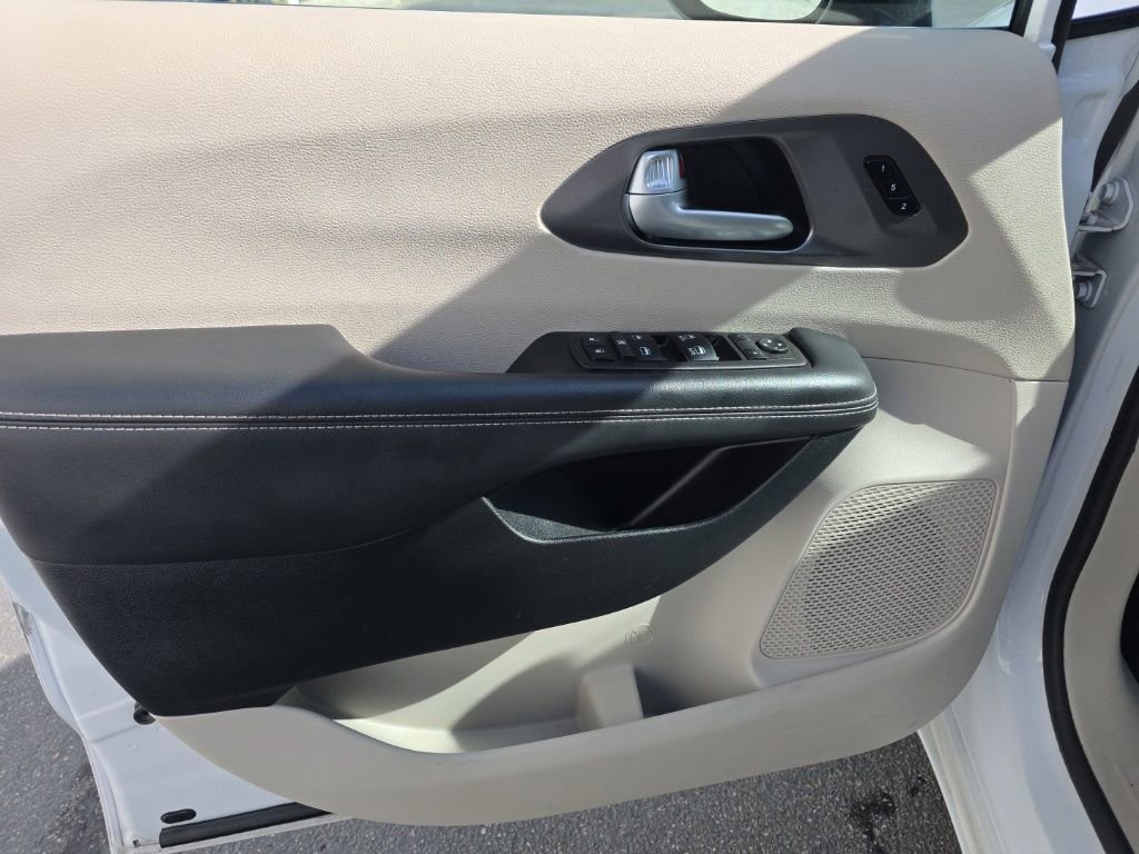 Used 2024 Chrysler Pacifica Touring-L image 29