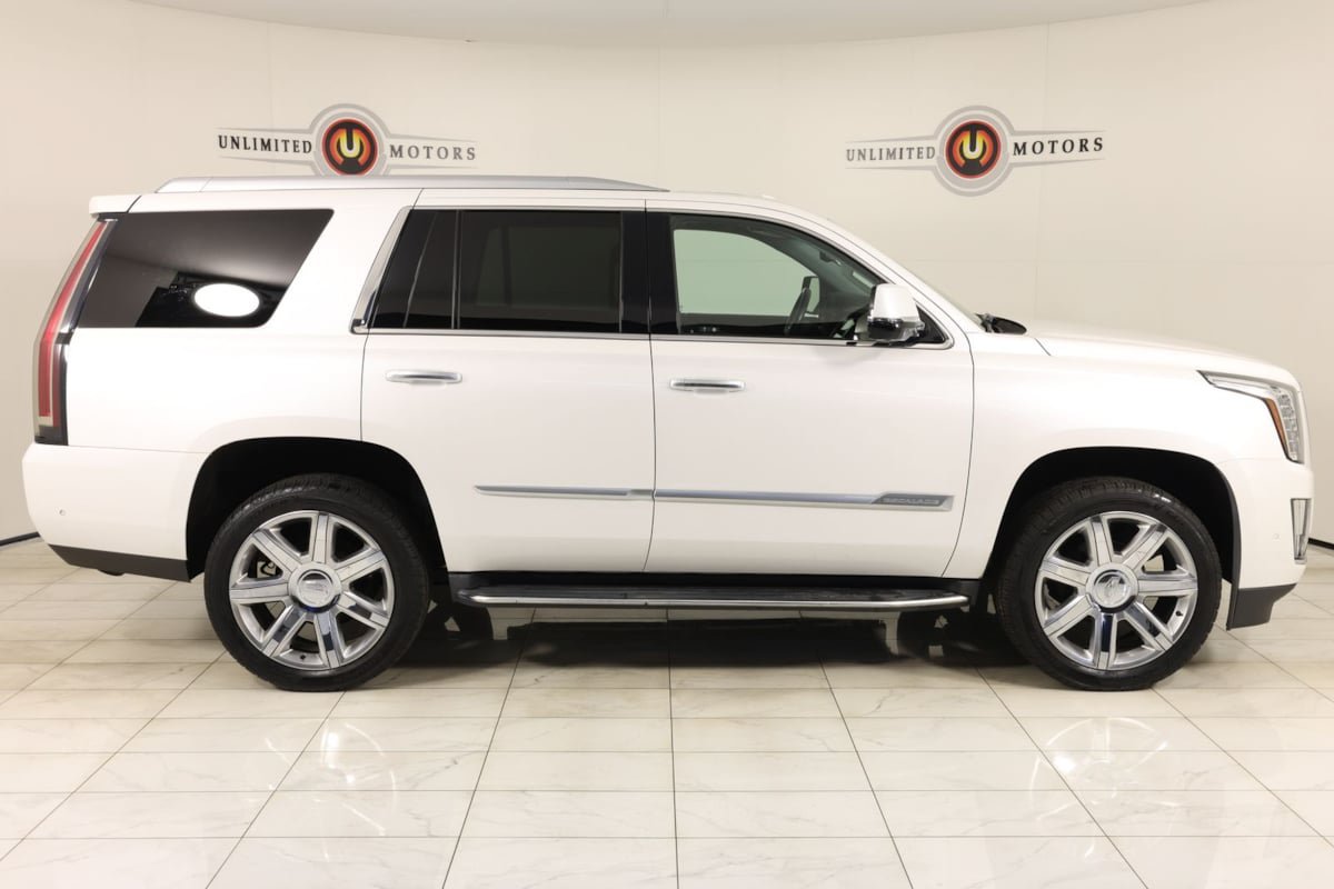 Used 2020 Cadillac Escalade Luxury AWD/4WD image 2