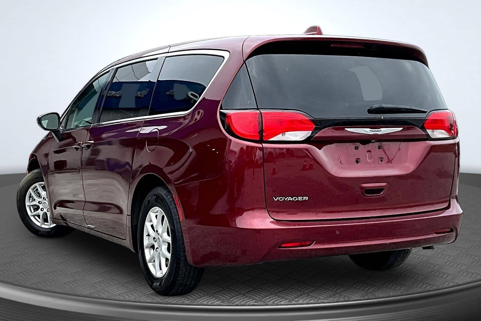 Used 2020 Chrysler Voyager LX FWD image 4