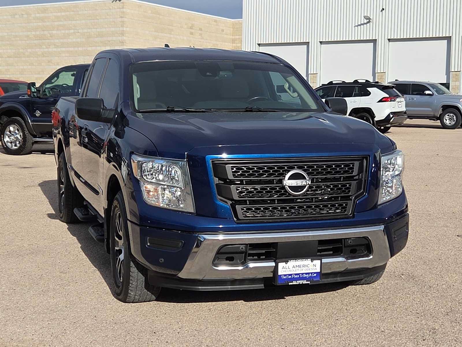 Used 2023 Nissan Titan SV w/ SV Convenience Package RWD image 3