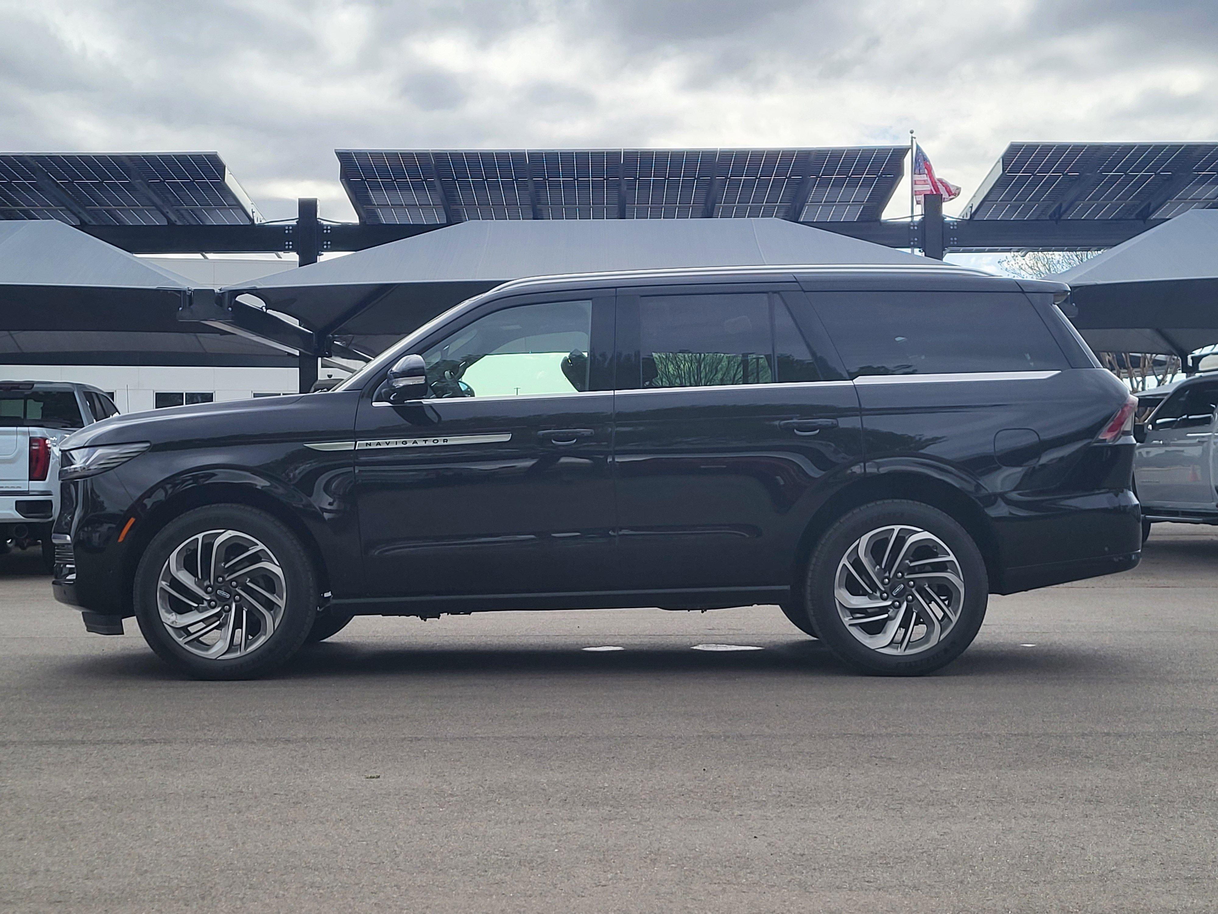 Used 2025 Lincoln Navigator Reserve image 4