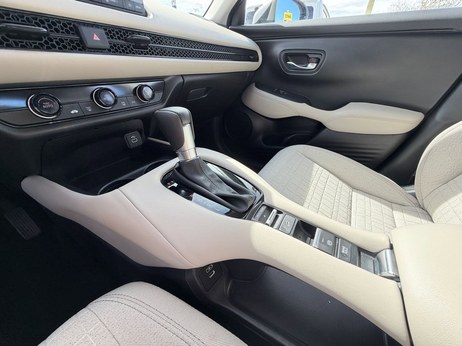 Used 2025 Honda HR-V LX image 39