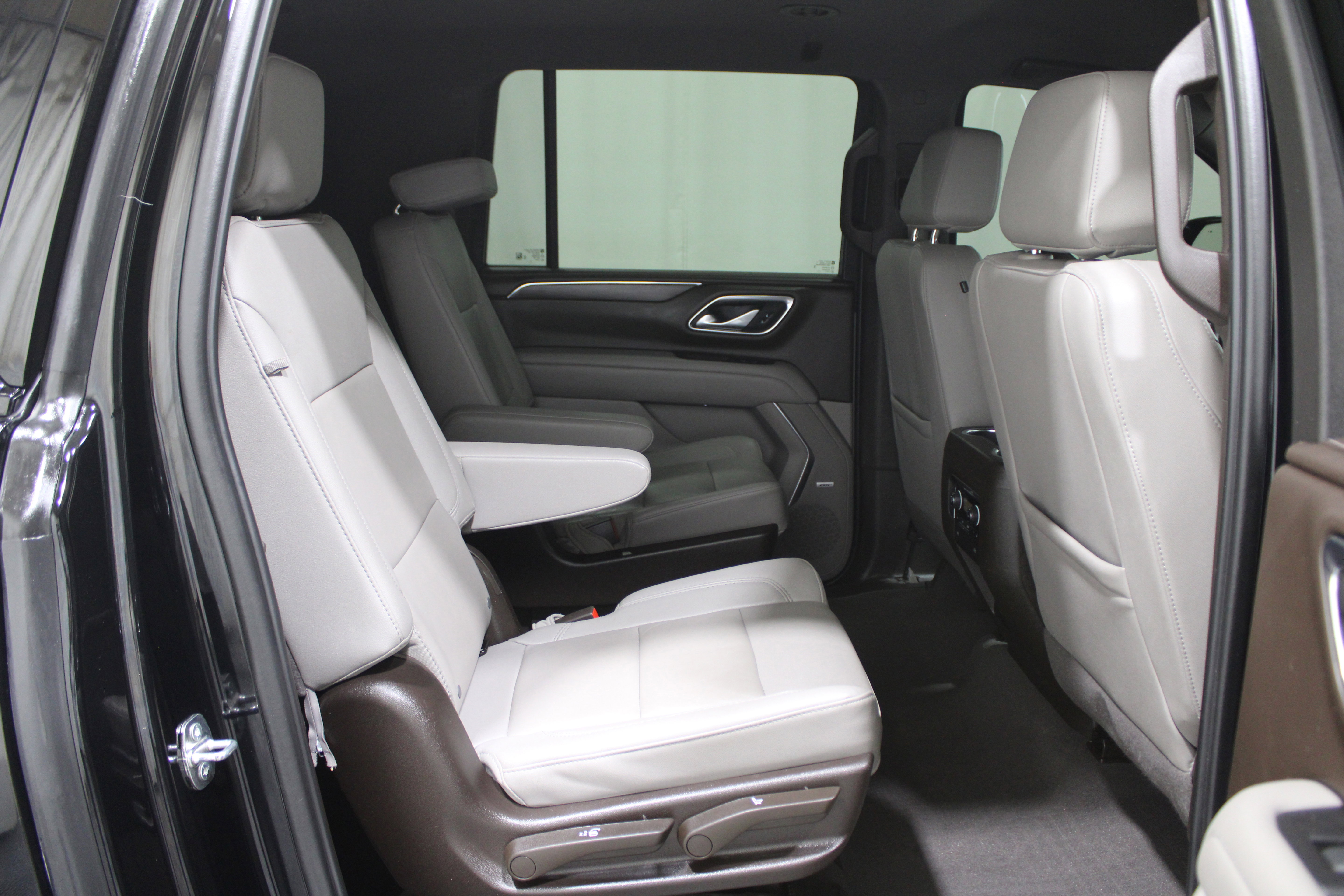 Used 2024 Chevrolet Suburban Z71 w/ Luxury Package image 29