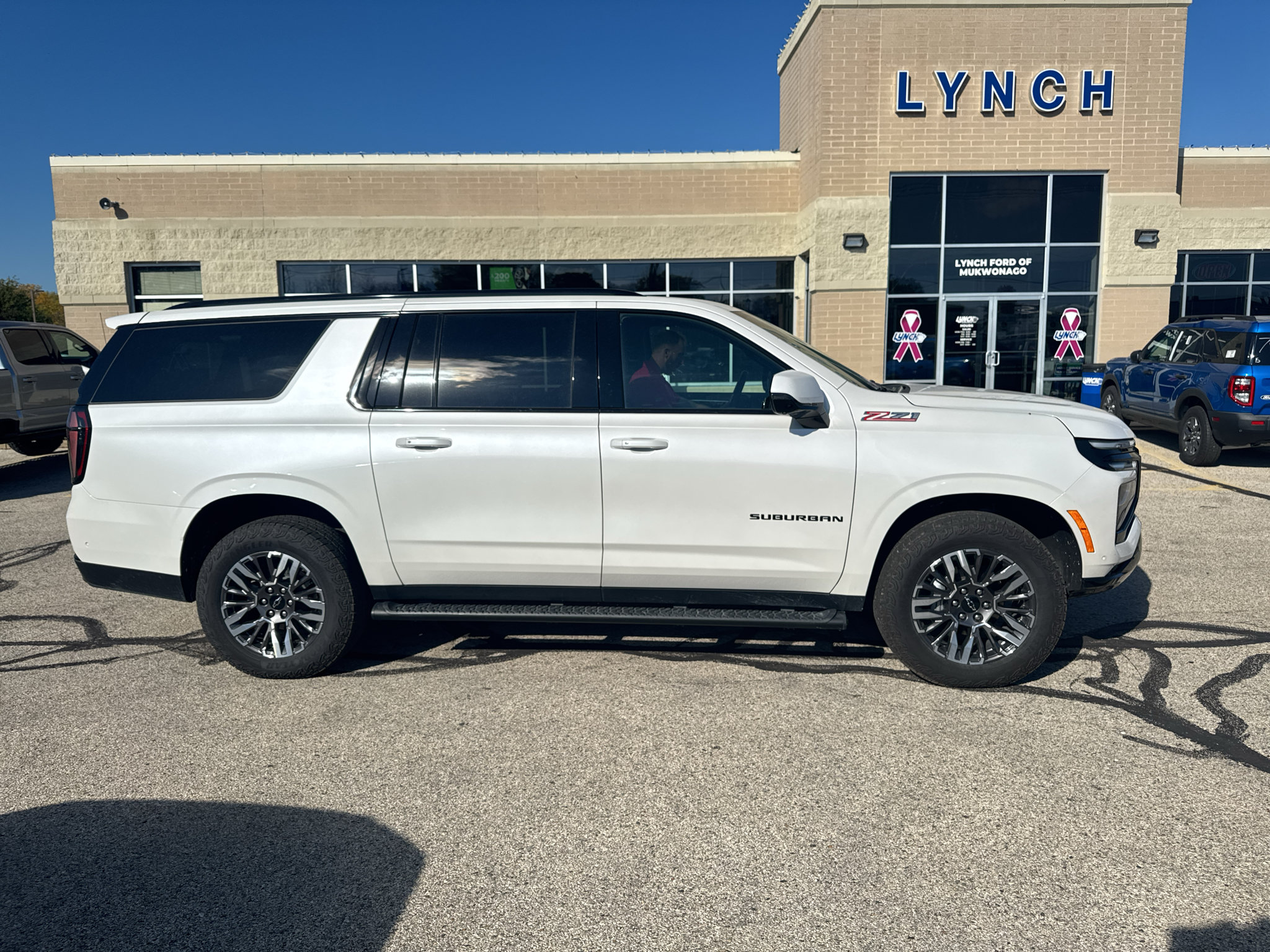 Used 2025 Chevrolet Suburban Z71 w/ Z71 Off-Road Package AWD/4WD image 4