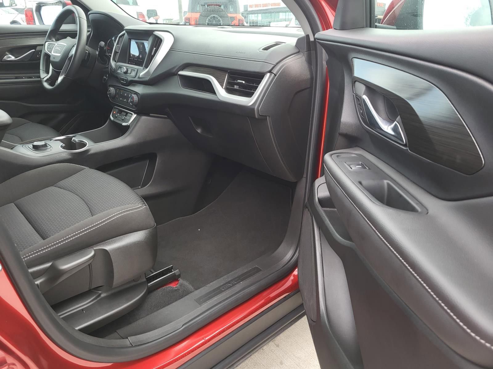 Used 2022 GMC Terrain SLE image 8