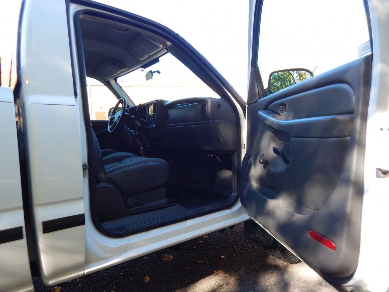Used 2006 Chevrolet Silverado 2500 W/T w/ Snow Plow Prep Package AWD/4WD image 15