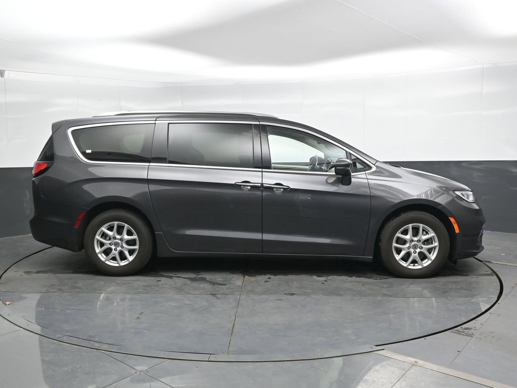 Used 2021 Chrysler Pacifica Touring-L w/ Uconnect Theater Family Group FWD image 4