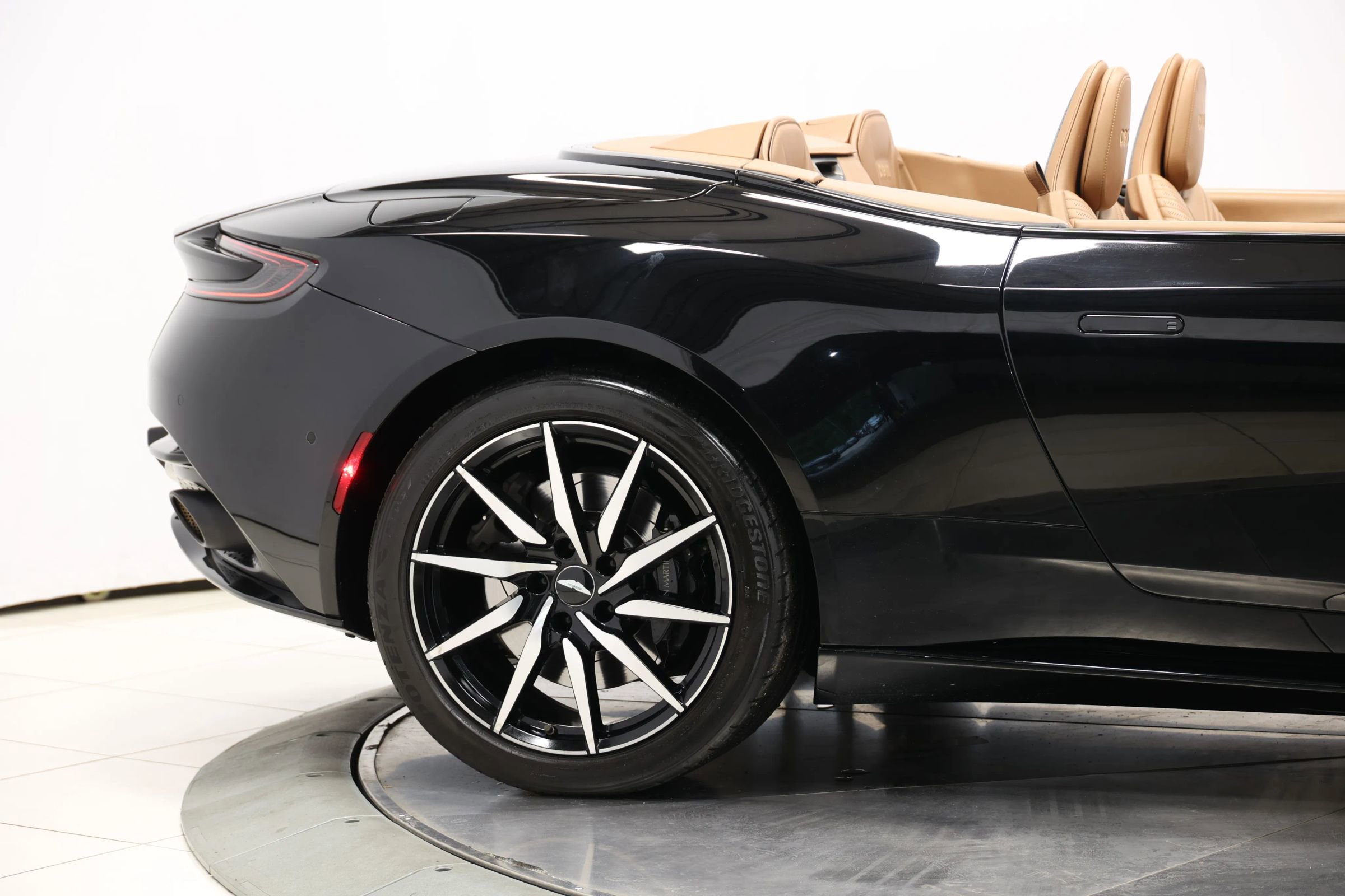 Used 2020 Aston Martin DB11 Volante image 59