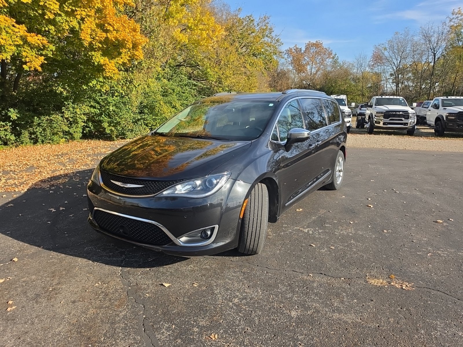 Used 2019 Chrysler Pacifica Limited w/ Advanced Safetytec Group FWD image 3