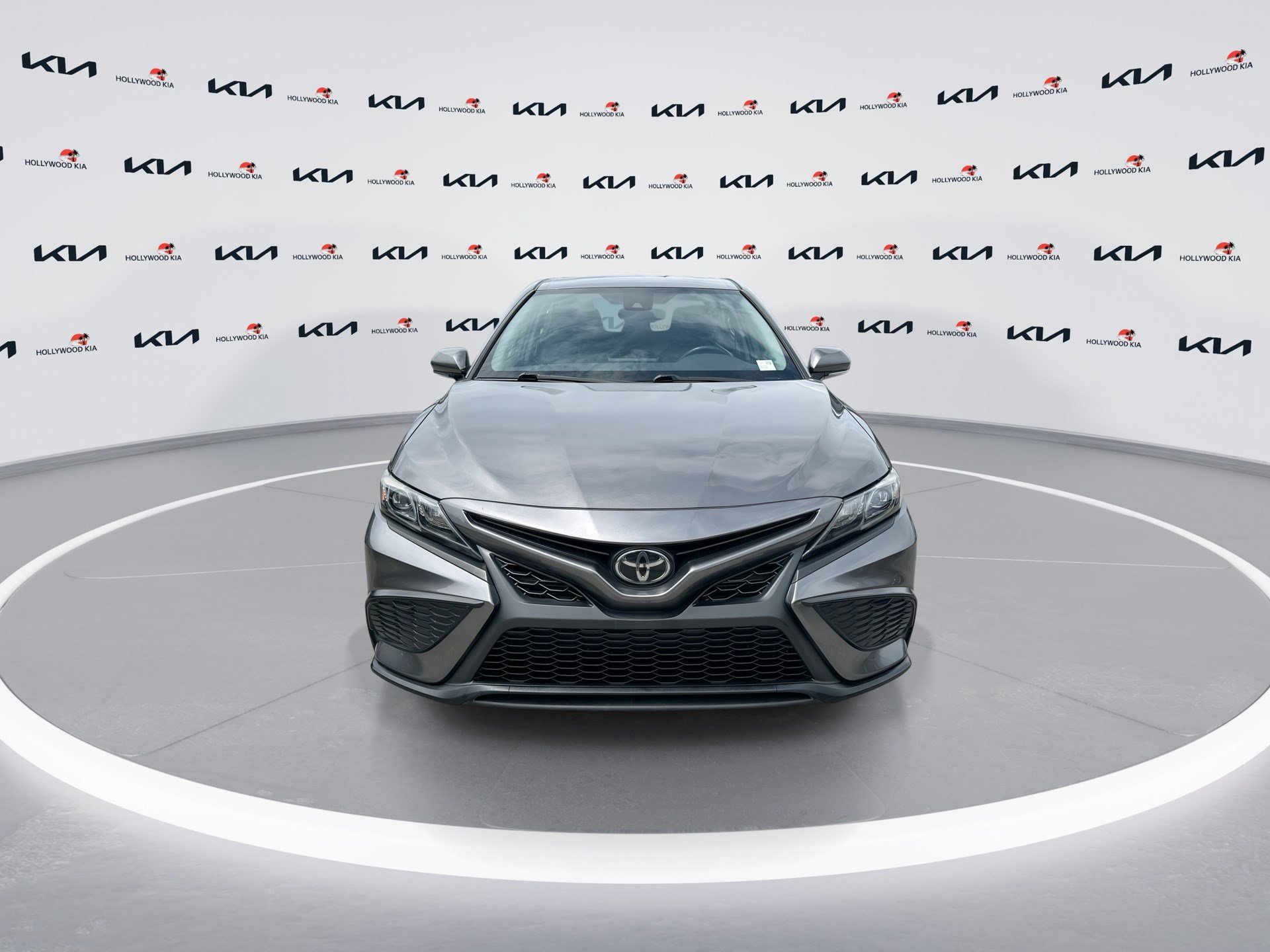 Used 2022 Toyota Camry SE FWD image 3