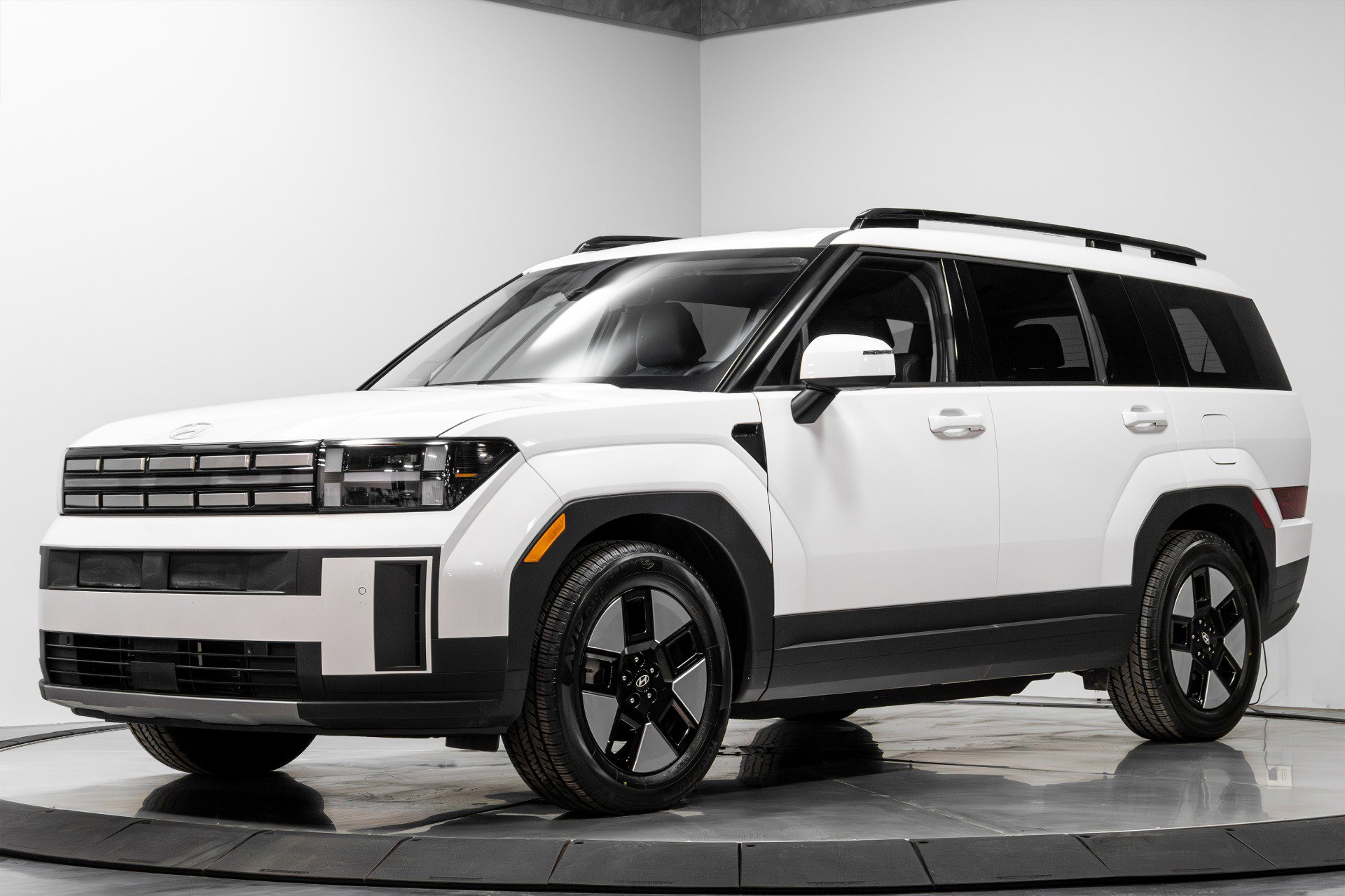 Used 2025 Hyundai Santa Fe SEL image 2