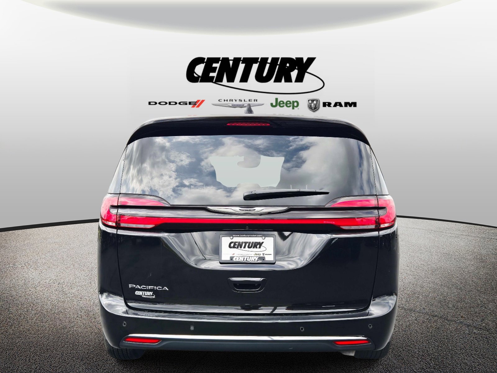 Used 2025 Chrysler Pacifica Select image 5