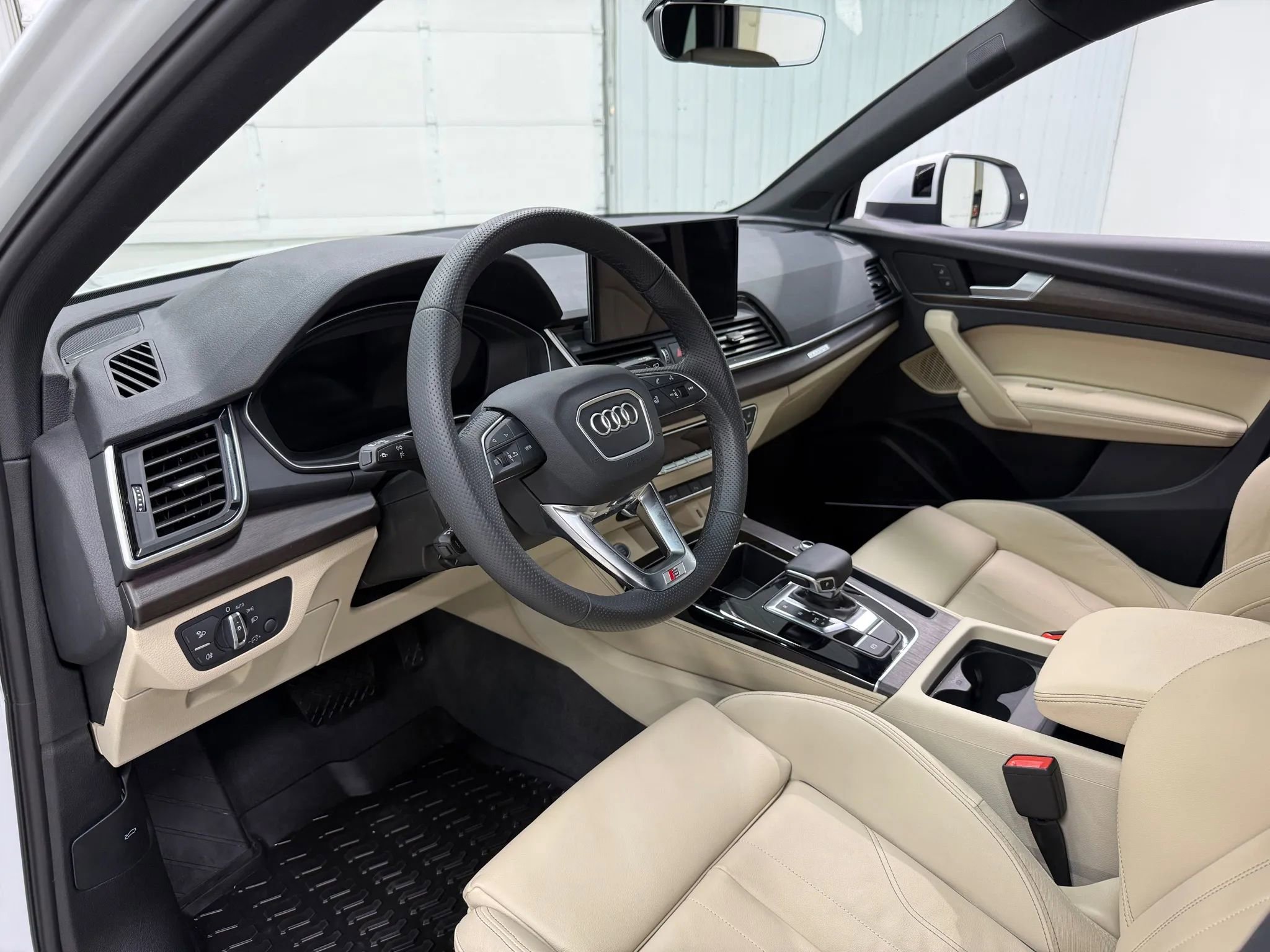 Used 2025 Audi Q5 e Premium Plus w/ Premium Plus Package image 11