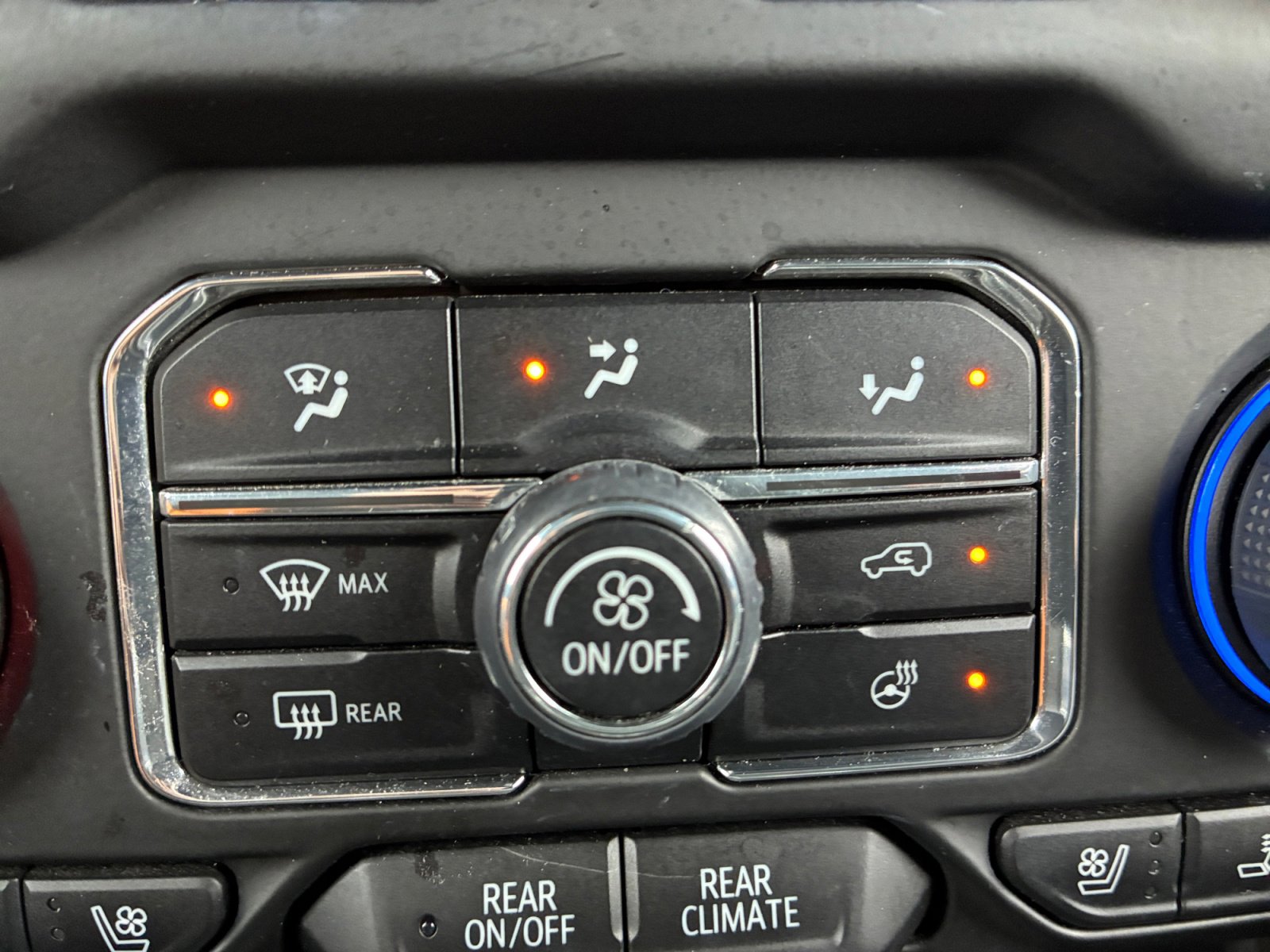 Used 2023 Chevrolet Suburban Premier w/ Advanced Technology Package AWD/4WD image 27
