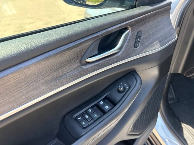 Used 2023 Jeep Grand Cherokee L Limited AWD/4WD image 20