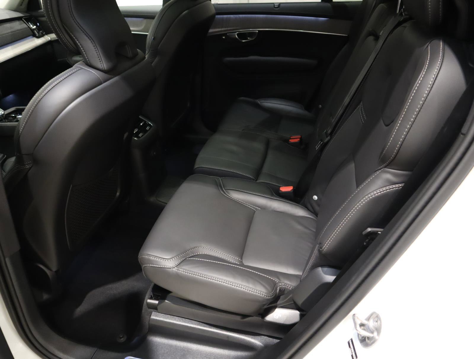 Used 2025 Volvo XC90 T8 Ultra w/ Protection Package Premier AWD/4WD image 18