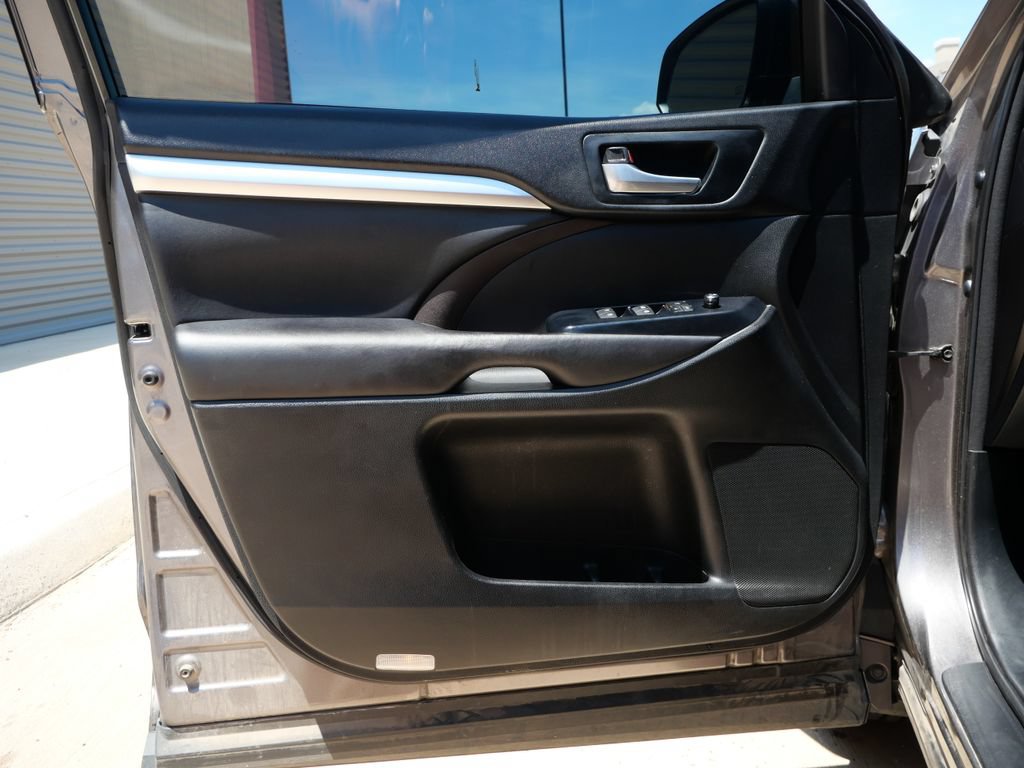 Used 2016 Toyota Highlander XLE AWD/4WD image 13