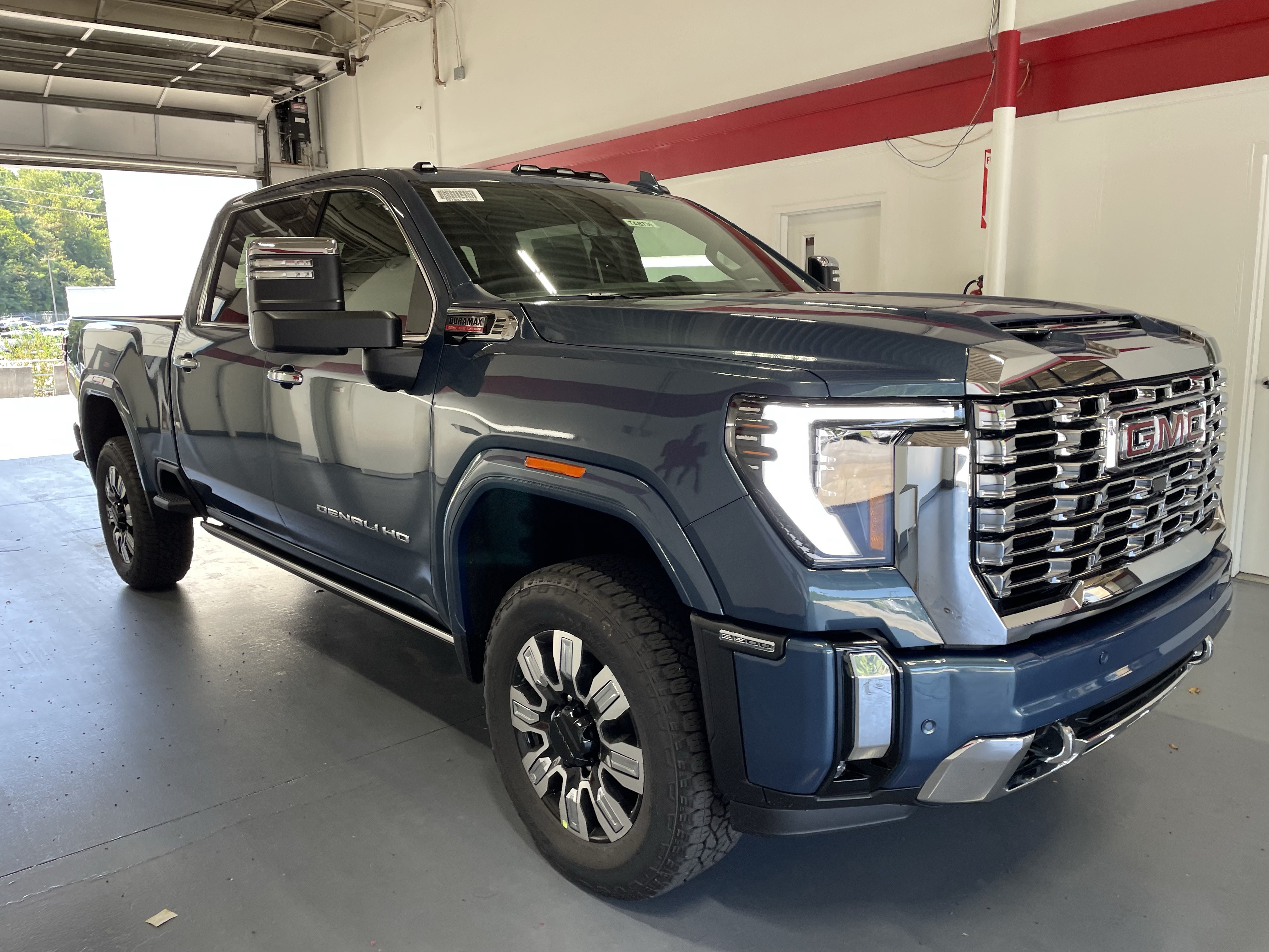 New 2026 GMC Sierra 2500 Denali w/ Denali Reserve Package AWD/4WD image 3