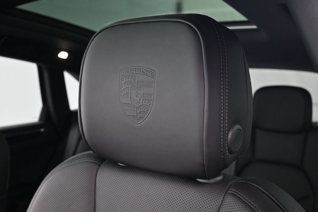 Certified 2026 Porsche Macan Turbo AWD/4WD image 17