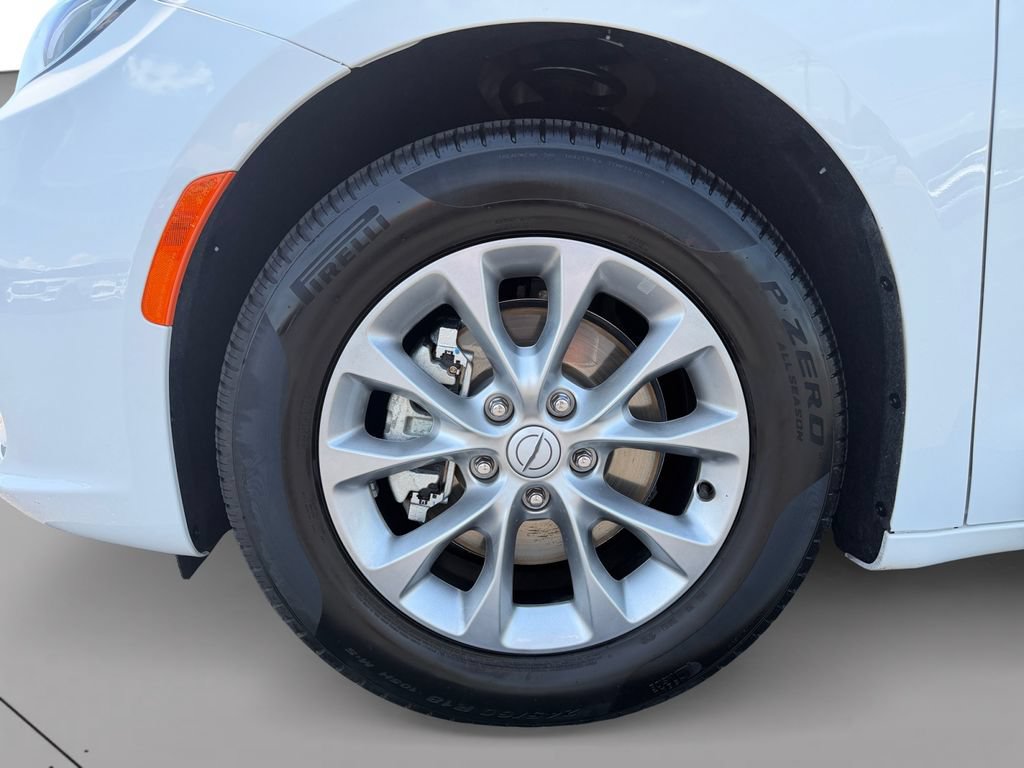 Used 2026 Chrysler Pacifica Limited FWD image 9