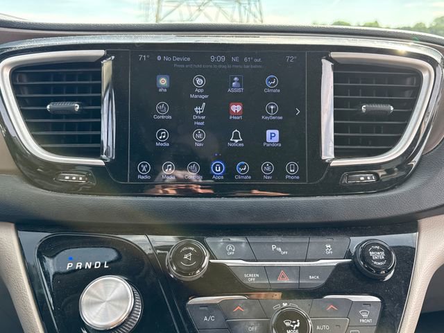 Used 2017 Chrysler Pacifica Touring-L FWD image 26