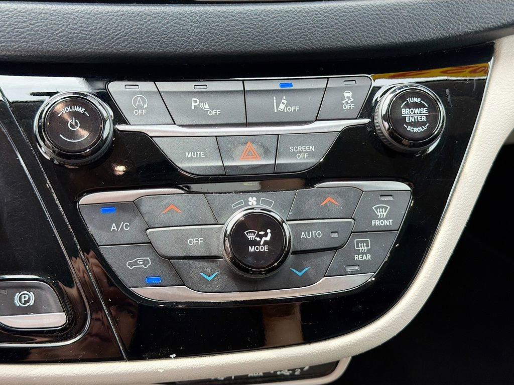 Used 2022 Chrysler Pacifica Touring-L image 31