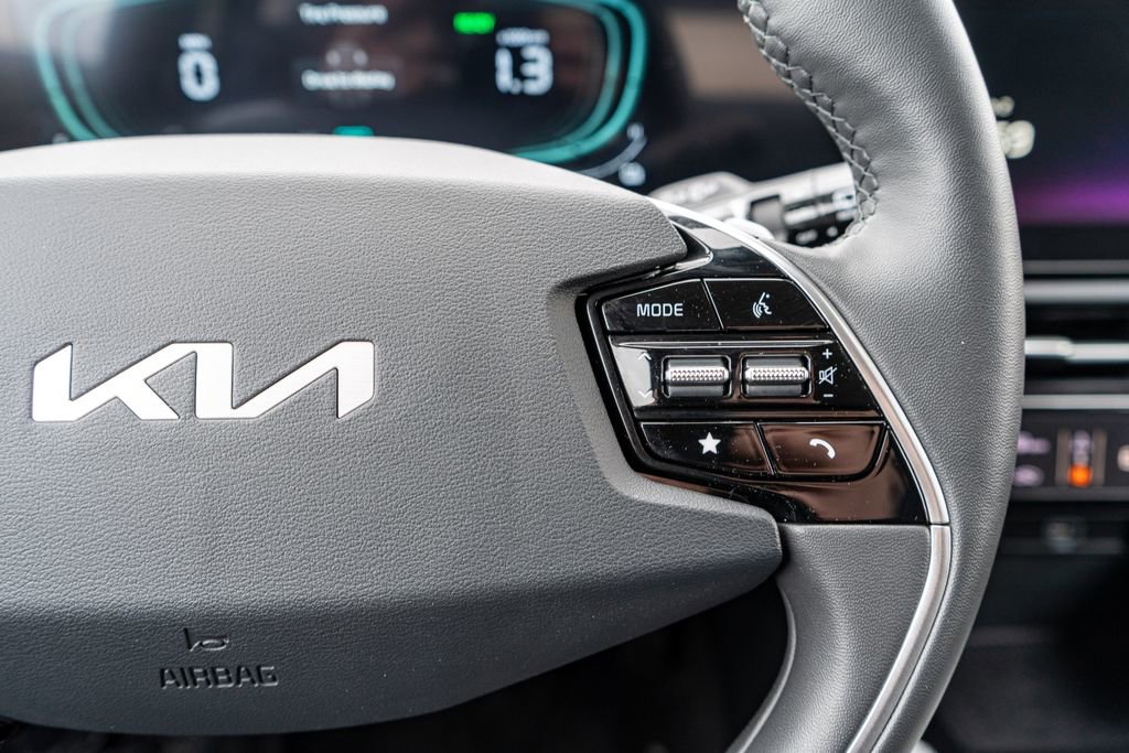 Used 2025 Kia Niro EX w/ EX Cold Weather Package image 27
