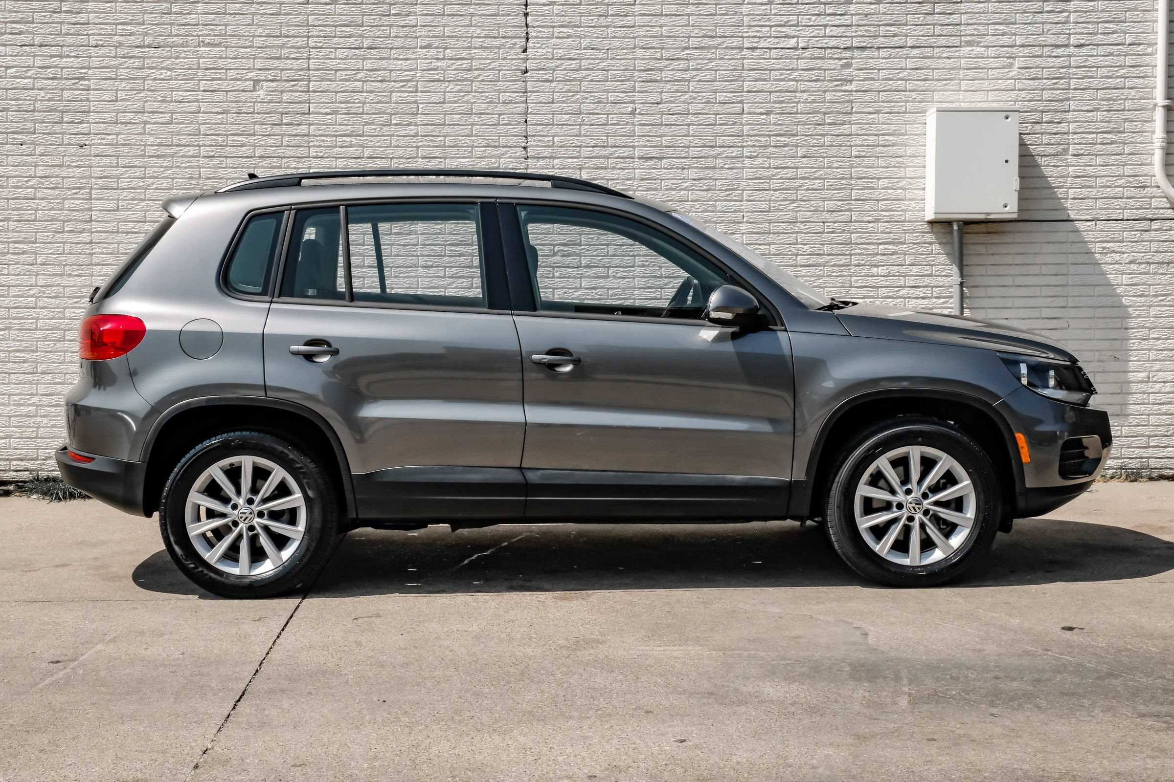 Used 2018 Volkswagen Tiguan Limited w/ Premium Package FWD image 6
