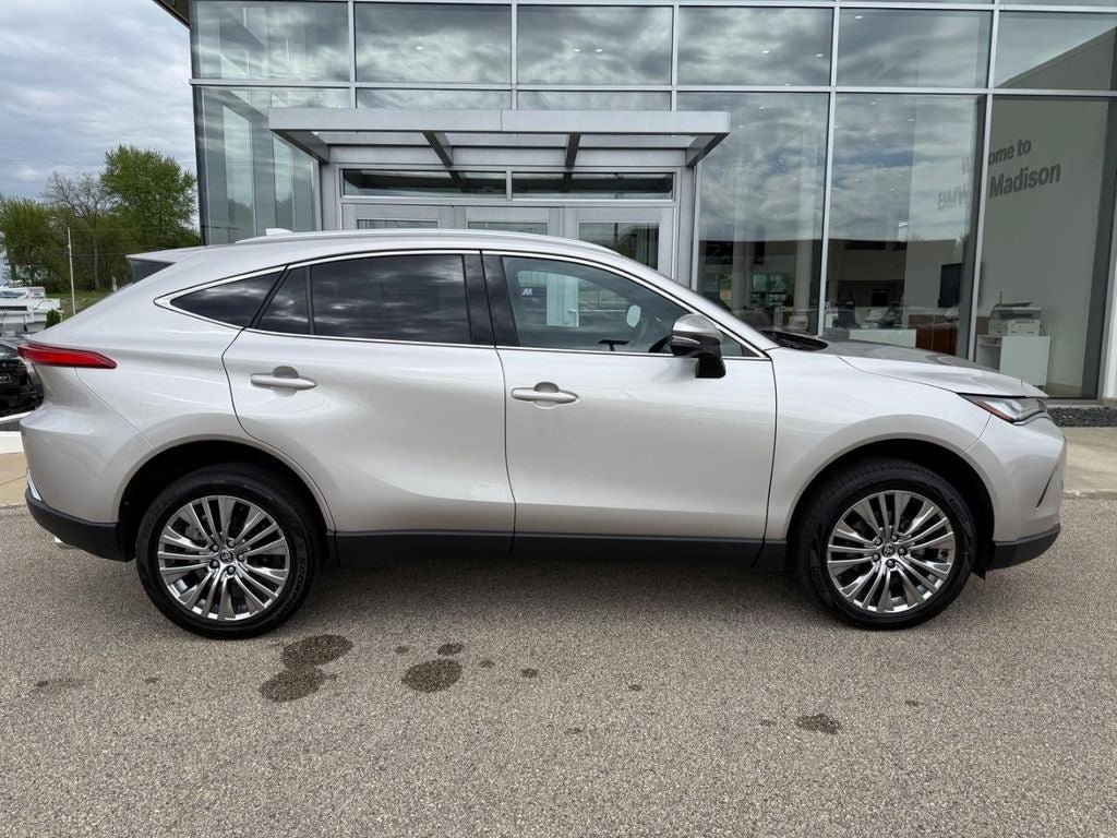Used 2023 Toyota Venza XLE AWD/4WD image 2