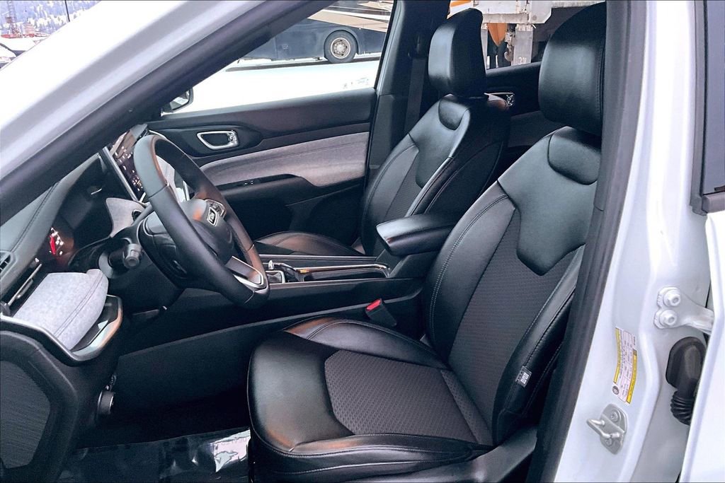 Used 2024 Jeep Compass Latitude image 25