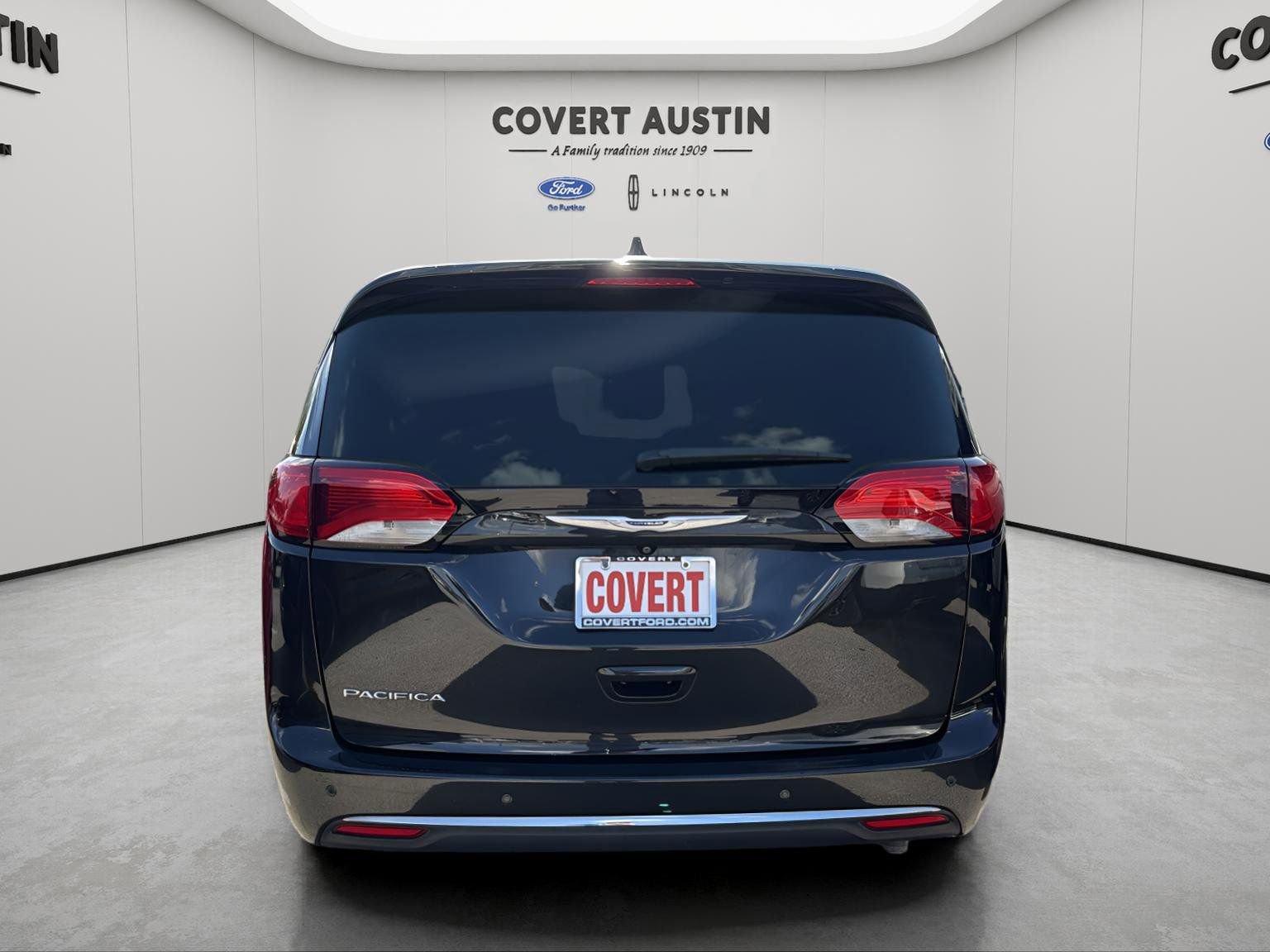 Used 2020 Chrysler Pacifica Touring-L image 4