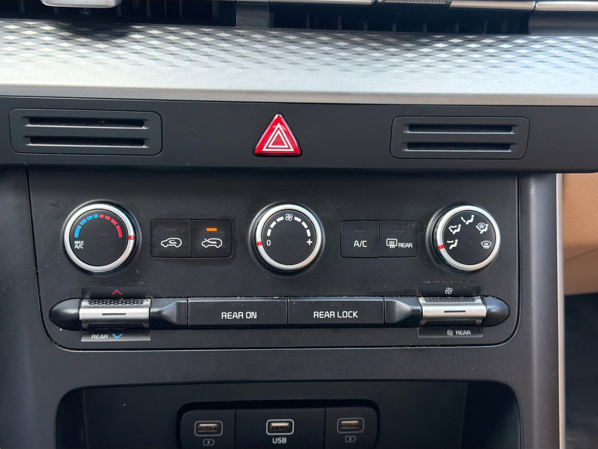 Used 2023 Kia Carnival LX image 34