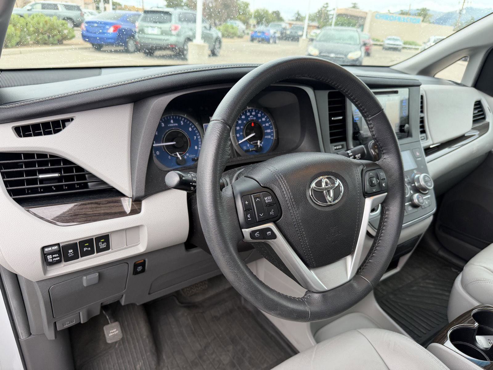 Used 2017 Toyota Sienna XLE w/ XLE Navigation Package FWD image 30