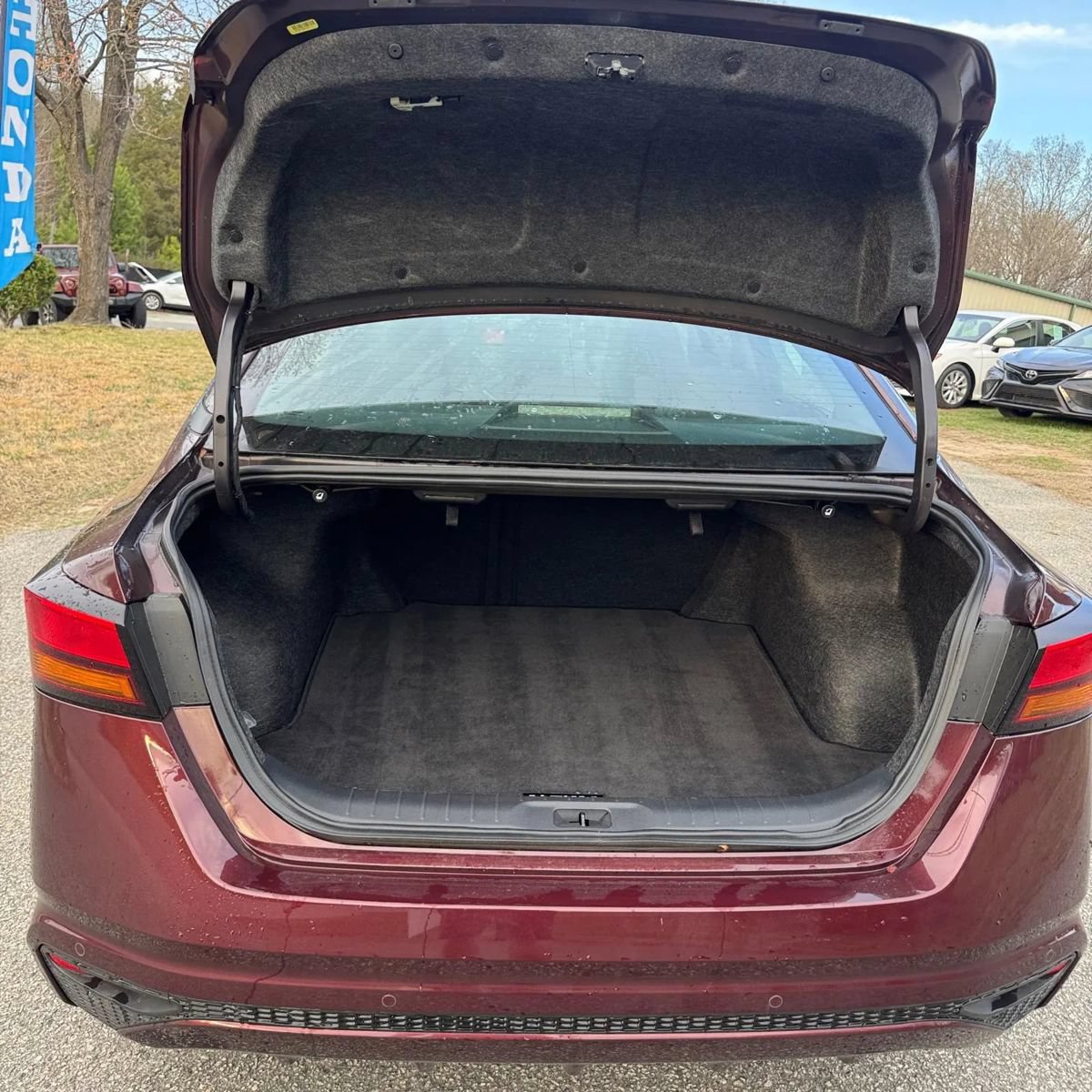 Used 2025 Nissan Altima 2.5 SV FWD image 6