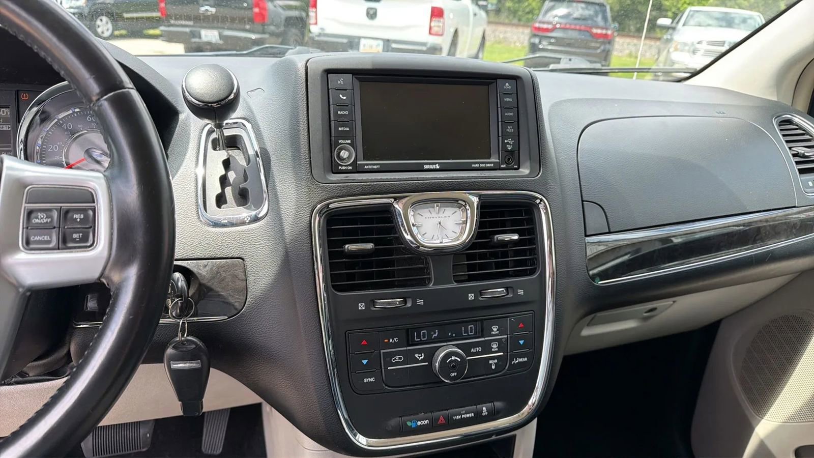 Used 2014 Chrysler Town & Country Touring FWD image 11