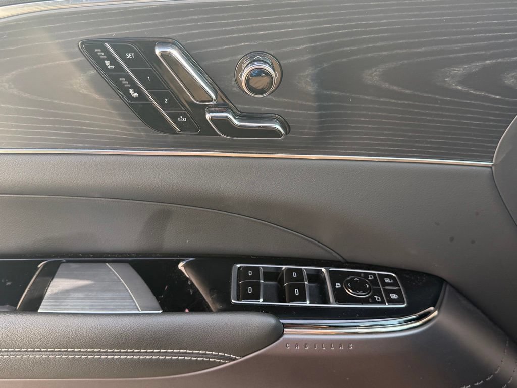 Used 2024 Cadillac Lyriq Luxury AWD/4WD image 16