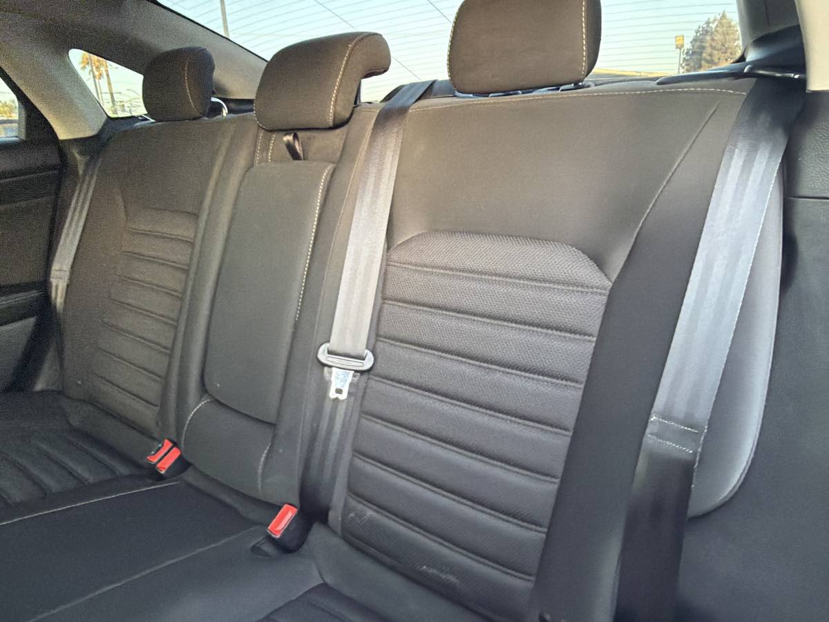 Used 2019 Ford Fusion SE FWD image 13