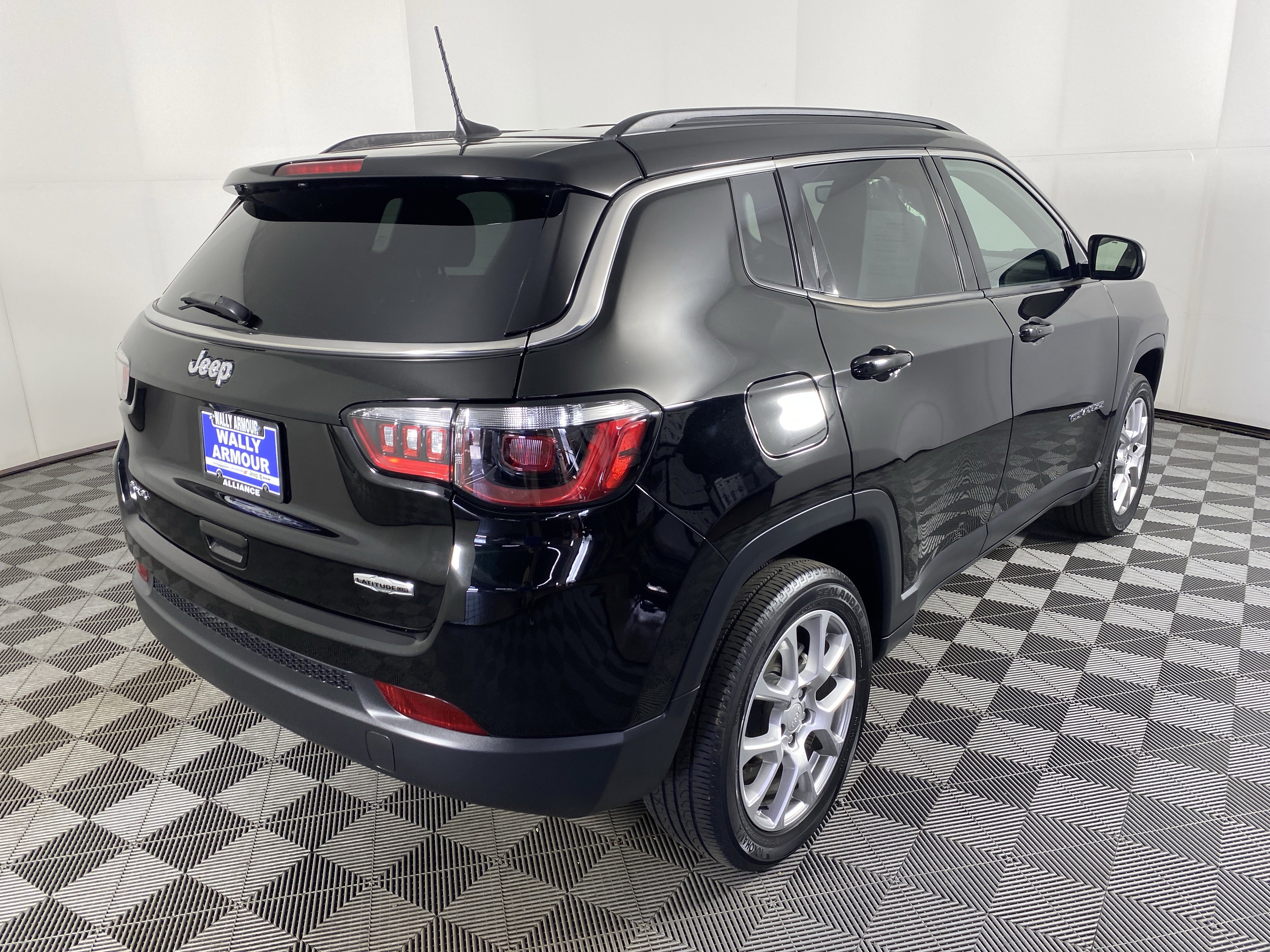 Used 2023 Jeep Compass Latitude AWD/4WD image 7