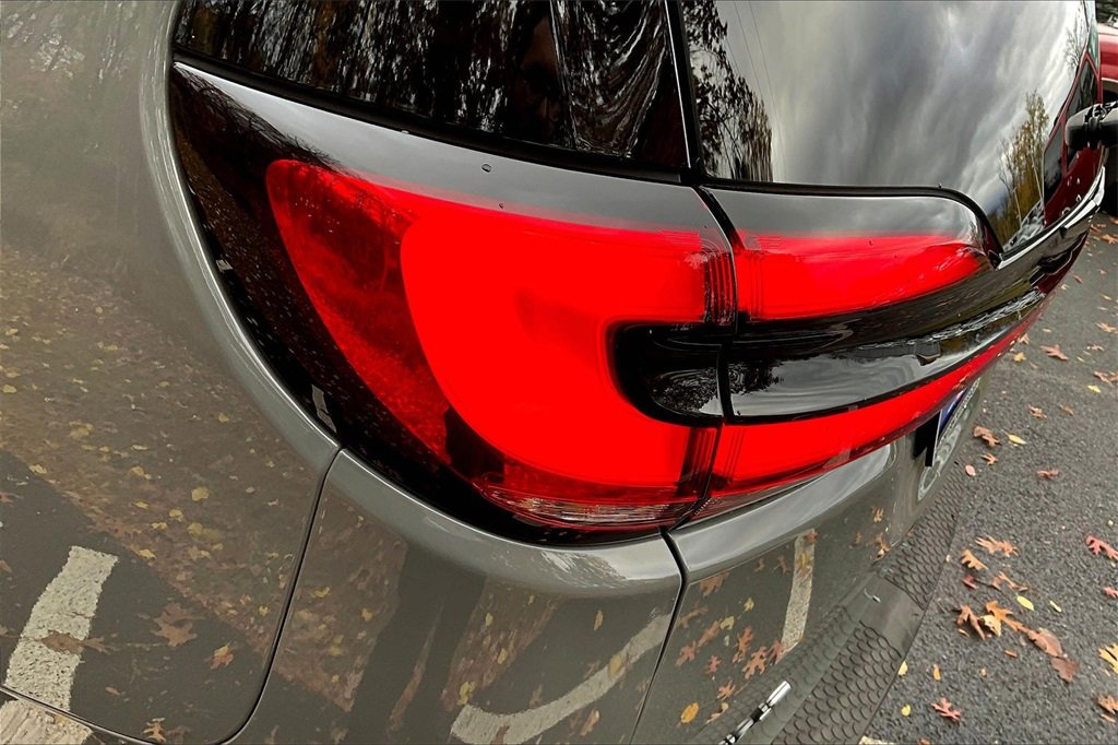 Used 2022 Chrysler Pacifica Limited w/ Uconnect Theater Family Group image 22